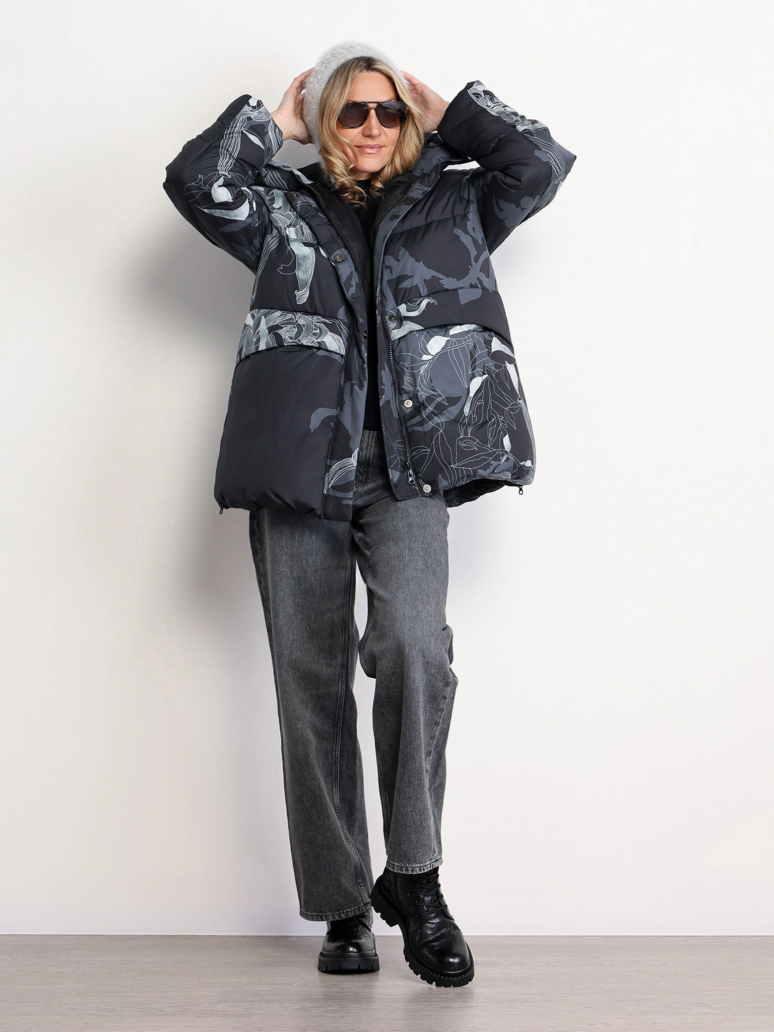 Пуховик с растительным принтом серого цвета с капюшоном